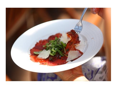 CARPACCIO Przepis na CARPACCIO Z MARYNOWANEJ POLĘDWICY Z ŻUBRA Z PRAŻONYMI KAPARAMI, OLIWKAMI, OLEJEM RZEPAKOWYM I SWIEŻO TARTYM SEREM BURSZTYN