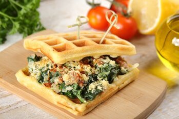 Produkty , Aktualności kulinarne , Zupy , , - Gofry na ostro - ze szpinakiem, łososiem lub boczkiem. Co za smak!