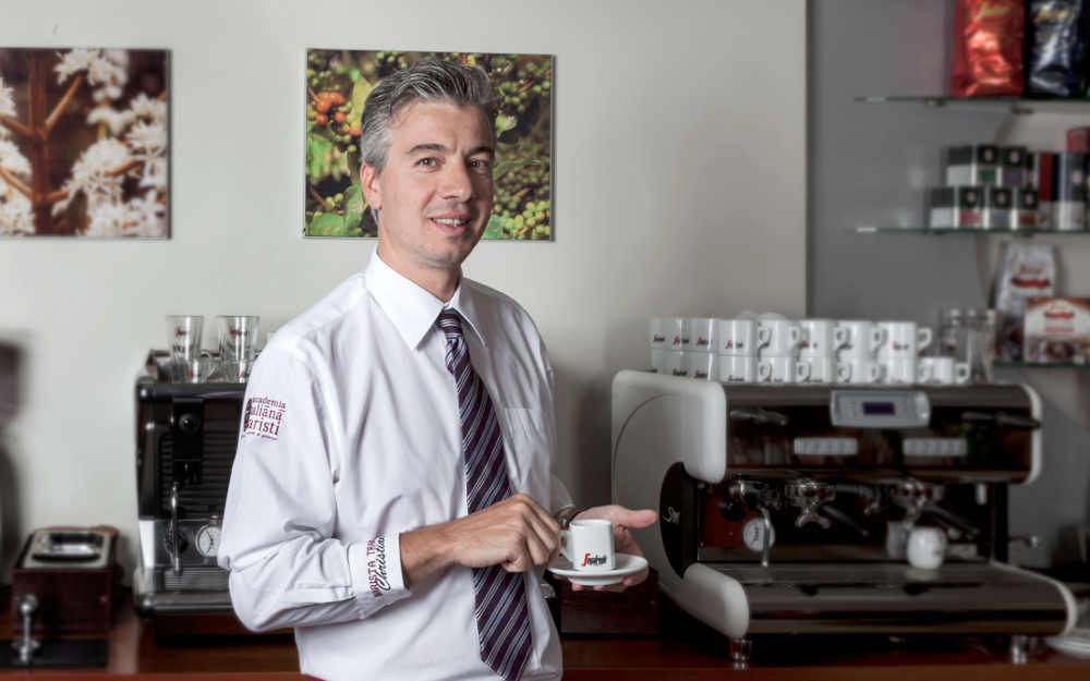 fot.Segafredo_Zanetti_barista_Christian_Tirro Włoska kawa – Gorąca jak piekło, czarna jak diabeł, czysta jak anioł, słodka jak miłość