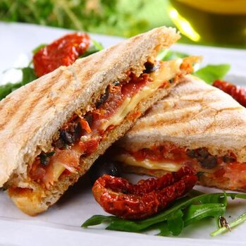 Jak skomponować menu na Sylwestra? Pomysły na przekąski, dania gorące i sałatki