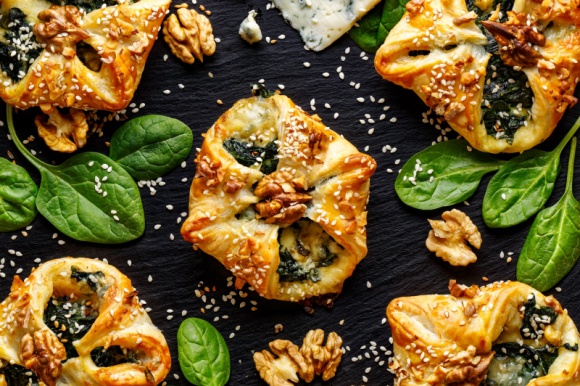 Sylwestrowe menu dla każdego! LIFESTYLE, Żywienie - Udany Sylwester w polskim wydaniu? Dla wielu to taki spod znaku dobrego smaku. Oto przepisy na pyszne i proste przekąski, które z pewnością przypadną do gustu wszystkim gościom w ten wyjątkowy, pełen wrażeń wieczór.