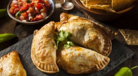 Empanadas - argentyńskie pierożki, których musisz spróbować! LIFESTYLE, Żywienie - Empanada. Ten mały pierożek nadziewany przeróżnym farszem w zależności od regionu, to w Argentynie przysmak obowiązkowy! Przypominające znane polskie pierogi, kryją w sobie jednak zupełnie inny smak.