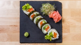 Idealne sushi? Nic trudnego! LIFESTYLE, Żywienie - Co zrobić kiedy na wieczór zapowiedzą się znajomi a nam znudziło się serwowanie im kanapek lub zamawianie fast foodów? Możemy przygotować coś, co zaskoczy gości i sprawi, że nie będą chcieli uwierzyć, że przygotowaliśmy to samodzielnie. Jak wykonać idealne sushi?