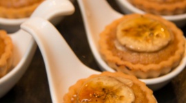 Mini tartaletki z kremem bananowo-orzechowym LIFESTYLE, Żywienie - Idealnym pomysłem na elegancki dodatek do popołudniowej kawy lub herbaty będą aromatyczne tartaletki z delikatnym kremem bananowo-orzechowym.