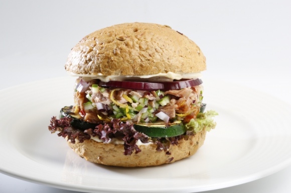 Wiosenne menu w amerykańskiej odsłonie LIFESTYLE, Żywienie - ​Czy można stworzyć burgery, które będą lekkie, kolorowe i wiosenne? Można! Udowadnia to szef kuchni wrocławskiej Road American Restaurant, który wprowadził właśnie wiosenne burgerowe menu