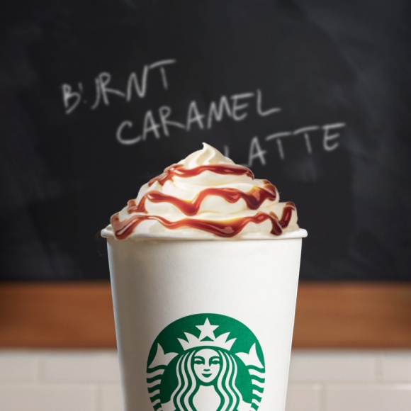 Nowe wcielenie latte w Starbucks! LIFESTYLE, Żywienie - Salted Toffee Macadamia Latte oraz Burnt Caramel Latte to pyszne nowości, które już wkrótce pojawią się w kawiarniach Starbucks. Koniecznie poznajcie wiosenne smakowe trendy w Starbucks i wybierzcie swoją ulubioną latte sezonu!