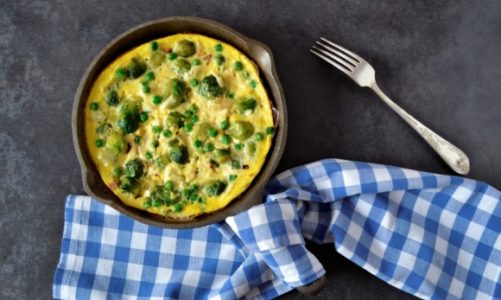 Fritatta z patelni – pomysł na szybkie i łatwe danie z wykorzystaniem brukselki!
