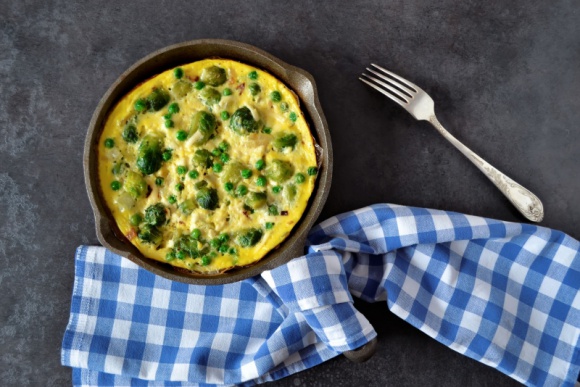 Fritatta z patelni – pomysł na szybkie i łatwe danie z wykorzystaniem brukselki!