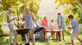 Czas na wielkie grillowanie. Co warto wrzucić na ruszt? LIFESTYLE, Żywienie - Chyba nikogo nie trzeba przekonywać, że wiosenno-letnia aura sprzyja ucztowaniu na świeżym powietrzu i grillowaniu.