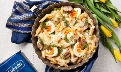 Wielkanocna zapiekanka z białą kiełbasą