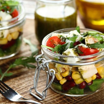 349-349-9 Słoik do pracy? Tak – wypełniony sałatkami! Przepisy na wiosenny lunch