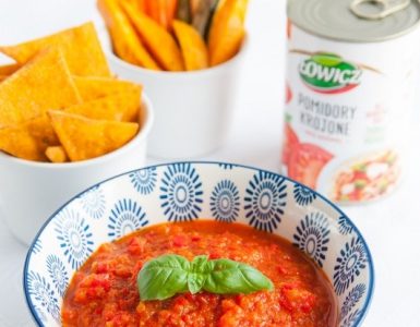 Salsa pomidorowa, domowe nachosy i pieczone warzywa