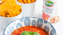 Salsa pomidorowa, domowe nachosy i pieczone warzywa LIFESTYLE, Żywienie - Domową salsa, która nada wyrazisty smak imprezowym przekąskom, np. pieczonym warzywom czy własnoręcznie przyrządzonym nachosom