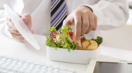 Catering dietetyczny idealny dla kulinarnych… ignorantów LIFESTYLE, Żywienie - Polskę ogarnęło szaleństwo gotowania. Gotuje się wszędzie. Gotują niemal wszyscy. Gotowanie jest dziś tematem rozmów podczas spotkań towarzyskich.