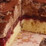 Puszyste ciasto czekoladowo-wiśniowe z ciastkami McVitie’s – przepis