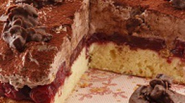 Puszyste ciasto czekoladowo-wiśniowe z ciastkami McVitie’s – przepis