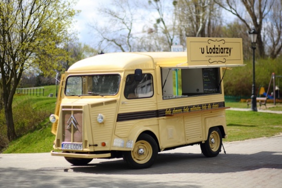 Prawdziwe lody z prawdziwego ice truck’a LIFESTYLE, Żywienie - Obserwując na przestrzeni ostatnich lat rynek lodowy da się zaobserwować pewien stały trend. Od dłuższego czasu coraz większą popularnością cieszą się lody naturalne – domowe, tworzone na bazie tradycyjnej receptury.