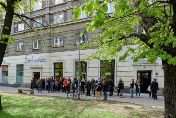 Kolejka jak za PRL-u – Bar Gdański powraca. Relacja z otwarcia