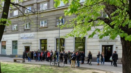 Kolejka jak za PRL-u – Bar Gdański powraca. Relacja z otwarcia LIFESTYLE, Żywienie - 10 maja po ponad półrocznej przerwie na gastronomiczną mapę Warszawy powrócił odnowiony Bar Gdański. W kultowym miejscu będzie można zjeść domowy obiad w przystępnej cenie.