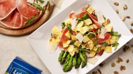 Wiosna na talerzu - lekko, smacznie, kolorowo LIFESTYLE, Żywienie - Wiosną mamy zwykle ochotę na zmianę diety. Oczywiście na lżejszą! Doskonałym pomysłem będzie więc wprowadzenie sałatek do menu. Na słodko lub wytrawnie. Ze świeżymi, sezonowymi warzywami i owocami, z makaronem, a nawet z rybą. Ile pomysłów, tyle możliwości!