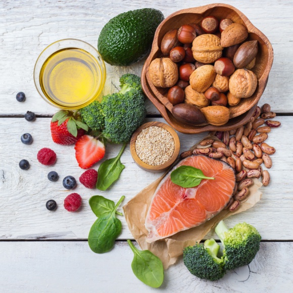 Co myśli się o tłuszczach? LIFESTYLE, Żywienie - Tłuszcze – dobre czy złe? Potrzebne czy jednak niekoniecznie? Co warto o nich wiedzieć, by odżywiać się zdrowo? Oto przegląd rekomendacji sformułowanych przez najważniejsze instytucje zajmujące się określaniem zaleceń żywieniowych na świecie.