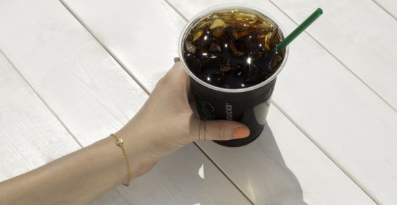 Cold Brew - gorący temat tego lata! LIFESTYLE, Żywienie - Orzeźwienie i ulubiony smak kawy - wszystko czego potrzebujesz, by przyjemnie spędzić upalny, letni dzień. To idealne połączenie znajdziesz w Cold Brew, czyli kawie parzonej na zimno, która rok temu zdobyła serca Gości Starbucks.