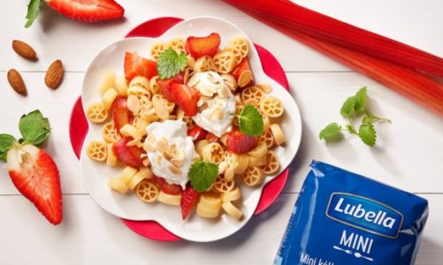 Mini kółka z karmelizowanym rabarbarem, truskawkami i płatkami migdałów