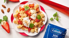 Mini kółka z karmelizowanym rabarbarem, truskawkami i płatkami migdałów LIFESTYLE, Żywienie - Smaczna sałatka z makaronem i owocami.