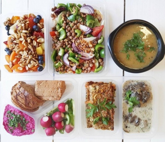 Catering dietetyczny - na cenzurowanym? LIFESTYLE, Żywienie - Diety pudełkowe nie mają w ostatnim czasie dobrej prasy. Złożyło się na to kilka nagłośnionych przez media wydarzeń – jak sanepidowska kontrola, która wykazała nieprawidłowości w firmach oferujących usługi tego rodzaju czy zbiorowe zatrucie pokarmowe.