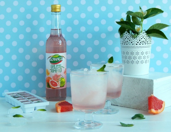 Orzeźwiający napój o smaku grejpfruta i pomelo z granitą LIFESTYLE, Żywienie - Orzeźwiający napój z nowym syropem Łowicz na dwa sposoby.