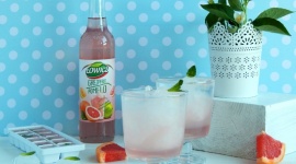 Orzeźwiający napój o smaku grejpfruta i pomelo z granitą