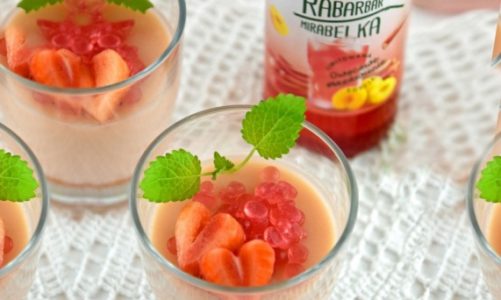 Orzeźwiająca panna cotta z owocowym kawiorem o smaku rabarbaru i mirabelki