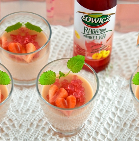 Orzeźwiająca panna cotta z owocowym kawiorem o smaku rabarbaru i mirabelki