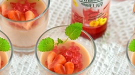 Orzeźwiająca panna cotta z owocowym kawiorem o smaku rabarbaru i mirabelki LIFESTYLE, Żywienie - Pyszna propozycja na letnie upały