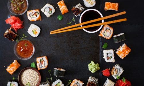 Japoński akcent w kuchni – Sushi z wędzonym łososiem i serkiem