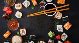 Japoński akcent w kuchni - Sushi z wędzonym łososiem i serkiem LIFESTYLE, Żywienie - Japoński akcent w kuchni? Przygotuj własnoręcznie pyszne sushi. Domowe smakuje najlepiej, gdyż sami możemy zdecydować jak zestawimy nasze składniki i co najważniejsze mamy ogromną satysfakcję z samodzielnego przygotowania.