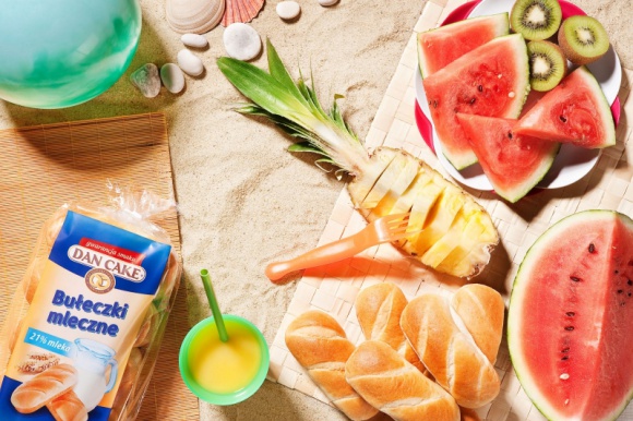 Towarzyszka wakacyjnych podróży - Bułeczka Mleczna LIFESTYLE, Żywienie - Mięciutkie i pachnące Bułeczki mleczne Dan Cake dostępne w dwóch smakach – klasycznym i z kawałkami czekolady.