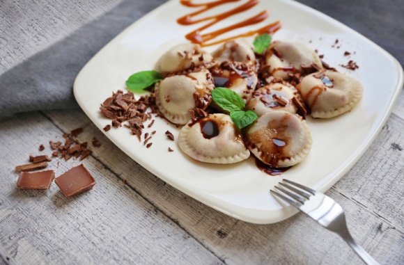 Przepis na pierogi z wiśniami z kruszoną czekoladą i sosem czekoladowo-karmelowy LIFESTYLE, Żywienie - Pierogi są uznawane za tradycyjną potrawę staropolskiej kuchni. Najbardziej znane są oczywiście pierogi ruskie, z kapustą i grzybami lub mięsem. Współcześnie pierogi serwuje się w bardzo różnych odsłonach. Popularne są nie tylko te z tradycyjnym wypełnieniem...