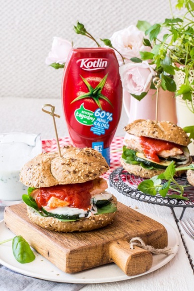 Pełnoziarniste burgery z łososiem, warzywami, ziołowym jogurtem i ketchupem LIFESTYLE, Żywienie - Smaczny sposób na smakowanie lata BEZ ograniczeń.