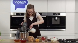 Wzajemna pomoc, Karolina Płocka w Cooking Challenge LIFESTYLE, Żywienie - Pomagać i inspirować możemy siebie nawzajem na wielu płaszczyznach! Karolina Płocka, kolejna uczestniczka #cookingchallenge, aby to udowodnić przygotowała wielowarstwowy sernik z owocami .
