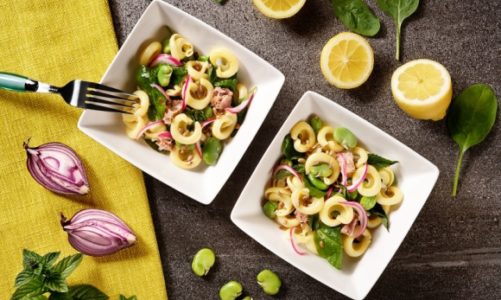 Sałatka z makaronem, tuńczykiem, bobem, czerwoną cebulą i młodym szpinakiem