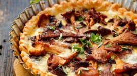 Imprezowy rarytas: Quiche z kurkami i świeżym cząbrem