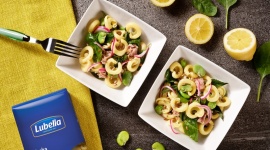 Sposoby na smaczne fetowanie lata LIFESTYLE, Żywienie - Kuchnia daje wiele możliwości do fetowania lata. Zwłaszcza świeże warzywa i owoce połączone z innymi produktami wysokiej jakości są inspiracją do przygotowania smacznych potraw letniego menu – sałatek, dań głównych i deserów.