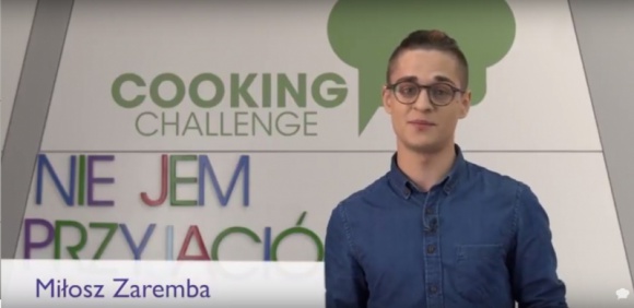 Wegetariański burger Miłosza Zaremby LIFESTYLE, Żywienie - Wegetariański burger z buraka? Brzmi świetnie, a jeszcze lepiej smakuje! Zobaczcie wyzwanie #cookingchallenge, w którym Miłosz Zaremba zdradza nam przepis na zdrowe jedzenie i uśmiech naszych przyjaciół zwierząt.