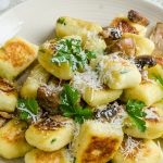 Gnocchi z pieczarkami i serem żółtym