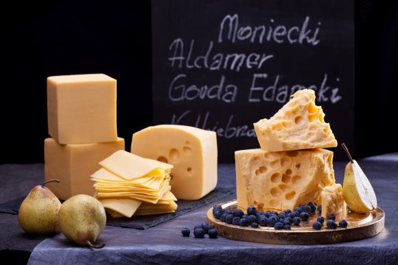 Feta, Gouda, Mozzarella, Roquefort – jak powstają najpopularniejsze gatunki seró