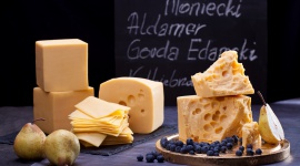 Feta, Gouda, Mozzarella, Roquefort – jak powstają najpopularniejsze gatunki seró LIFESTYLE, Żywienie - Czy sięgając po włoską Mozzarellę, francuski Roquefort czy popularną nad Wisłą Goudę, zastanawiasz się jaka historia wiąże się z jego pojawieniem się w szerokiej sprzedaży?