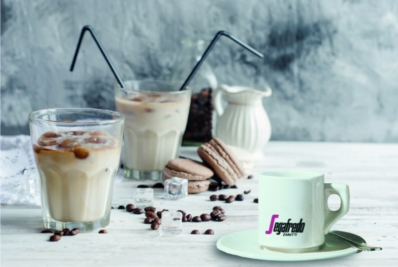 Mrożona kawa rodem z Italii LIFESTYLE, Żywienie - Choć we Włoszech nie uprawia się kawowca, to odkąd wynaleziono ekspres ciśnieniowy, stały się one jednym z najważniejszych państw na kawowej mapie świata. Jego mieszkańcy spopularyzowali najbardziej rozpoznawalne sposoby serwowania tego napoju.