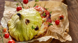 Patison – hit sezonu wakacyjnego. Za co go pokochasz? LIFESTYLE, Żywienie - Kuzyn popularnej cukinii i uwielbianego przez Polaków kabaczka. Choć łączy ich pochodzenie, z wyglądu niewiele mają ze sobą wspólnego. Patison bowiem, w odróżnieniu od innych „dyniowatych”, ma niezwykle charakterystyczny kształt, a sam smak jest znacznie delikatniejszy.