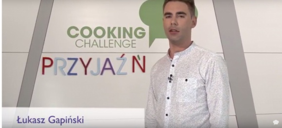 O tym, że przyjaźń jest w życiu najważniejsza opowiada w Cooking Challenge Łukas LIFESTYLE, Żywienie - Bo najważniejsze, to mieć w życiu kilka osób, na których zawsze można polegać, którzy podadzą Ci pomocną dłoń, albo kawałek sernika, nawet o 3 w nocy!